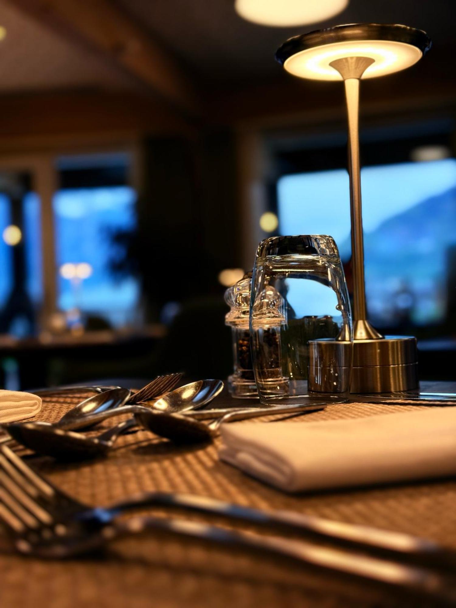 Alp Art Hotel Monthey Collombey-Muraz Buitenkant foto